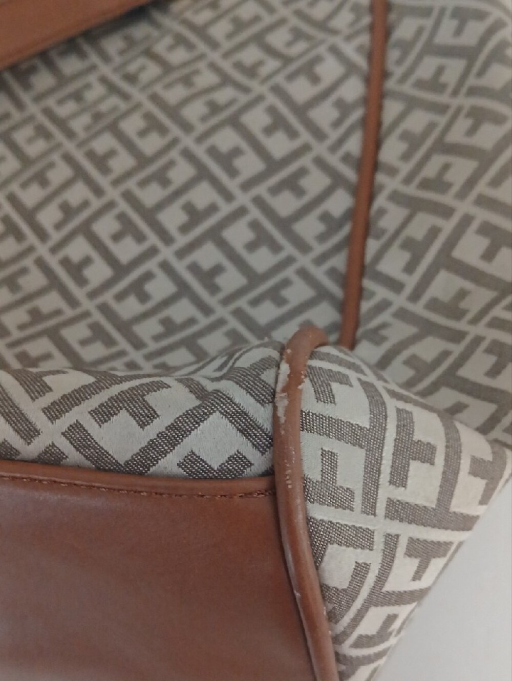 Tommy Hilfiger Women’s Tote Bag in Beige and Tan with Gold Accents - Picture 8 of 9